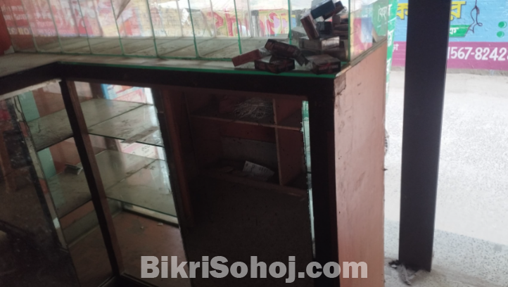 Alimoniam glass showcase